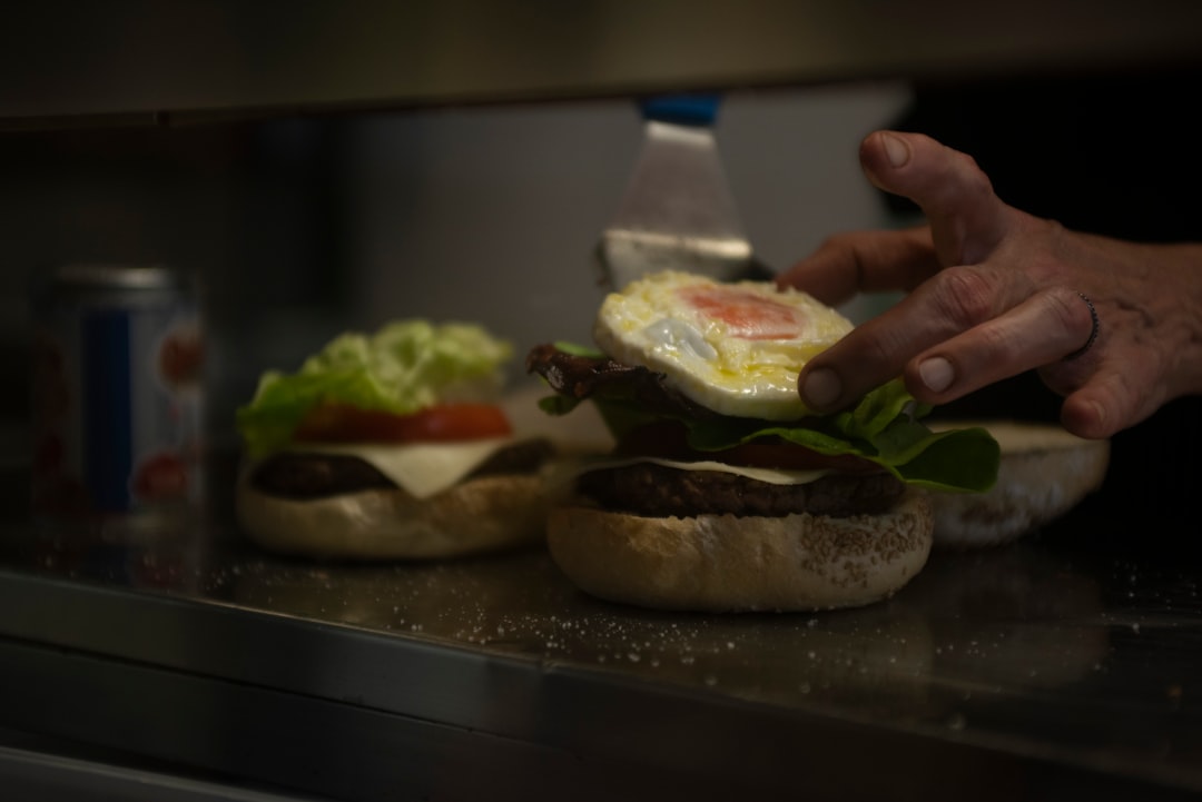 Rahasia Burger Bar Cempaka Putih Ala Resto: Maksimal Kriuk dengan Rempah Pedas Anti Gagal!